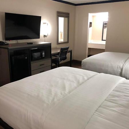 Travelers Inn And Suites Wharton Ngoại thất bức ảnh
