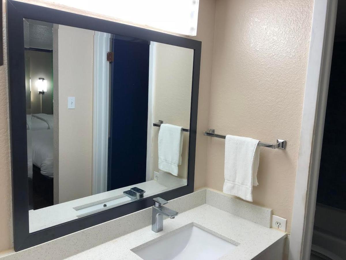 Travelers Inn And Suites Wharton Ngoại thất bức ảnh
