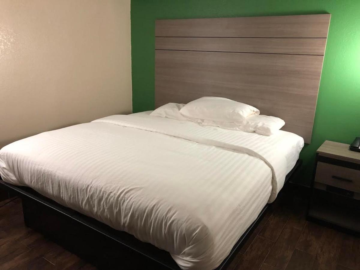 Travelers Inn And Suites Wharton Ngoại thất bức ảnh