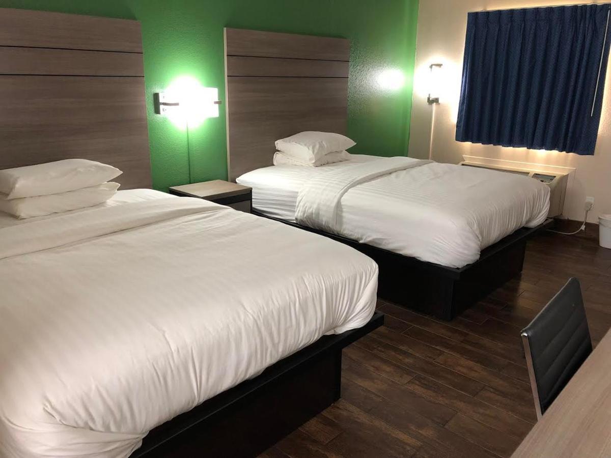 Travelers Inn And Suites Wharton Ngoại thất bức ảnh